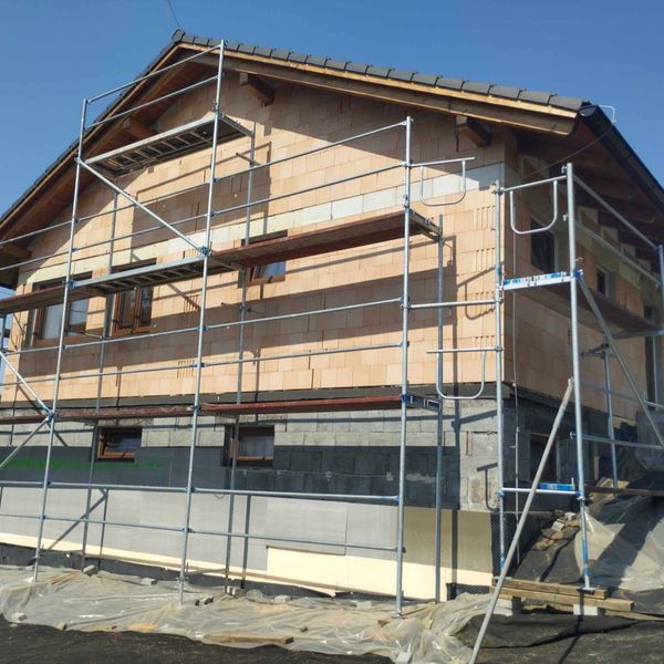 Lešení na rodinném domě připraveném k zateplení fasády